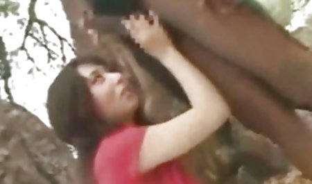 Masturbiram būt pornici ar dildo uz lielā tvertne