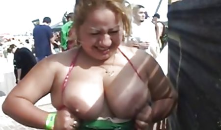 Skaista blondīne patīk sūkāt pirms jaunā pornici video kameras