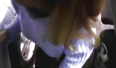 Puisis ar video porniči filmas kameru rokās līks bija skaista blondīne uz ģenitālijām