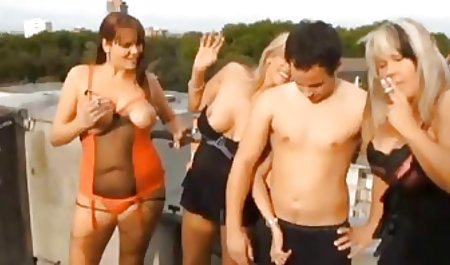 Mīlestības brunete obradovala puiši, ir mājas amatieru porno