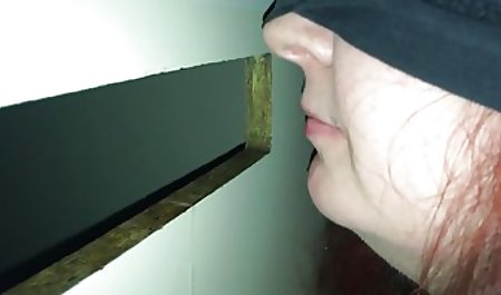 Lieliska meitene vecajā pornici ģērbtuvē