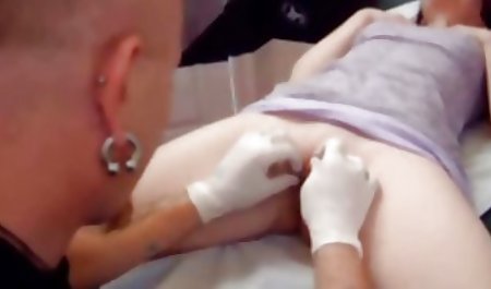 Muskuļu pihar grūti pornici jaunavas nospiež cāli ar greznu dabīgām krūtīm