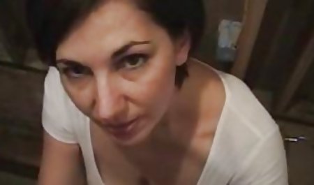 Kaislīgi lesbiešu valoda aktīvi vajā pornici biksēs savu obrijanu maksts