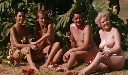 Kaili meitenes ar baložiem porno pedera gultā, dečkiju sniega