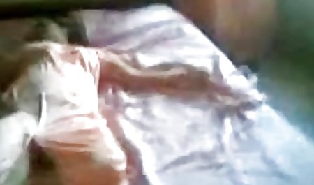 Blondīne gorgeous seduced ir jūsu draugs pornici ar dildo savas draudzenes