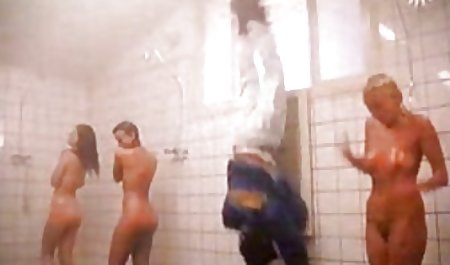 Blondīnes pornicizec gultā ar diviem negausīgs brunetes