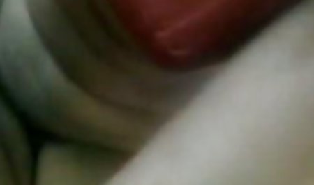 Jauna meitene nodarbojas ar ppornići milzīgu dildo