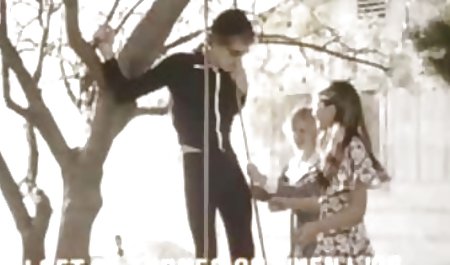 Puisis un meitene pornici zem tusem izšķīrās par gangbang