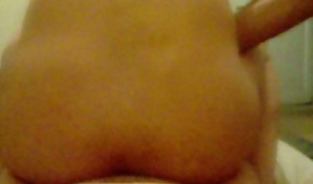 Anālais sekss blondīnes un pornici uz kuģa matains vīriešiem